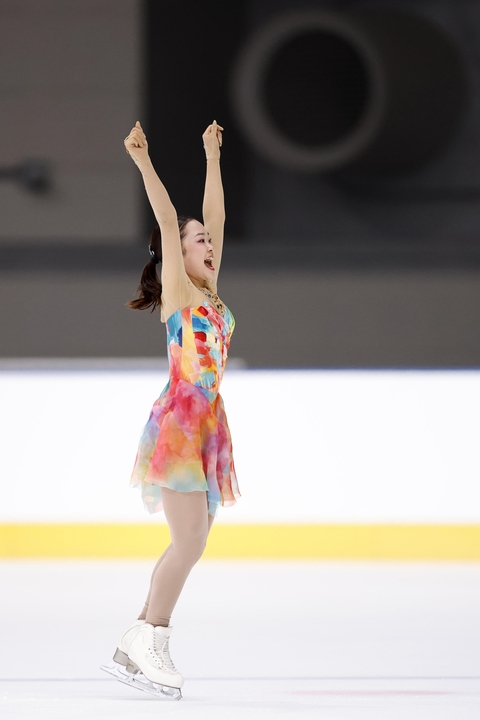 女子フリーの演技を終え、ガッツポーズする島田麻央。SP2位から逆転優勝した=田中貴金属アイスアリーナ