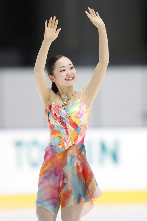女子フリーの演技を終え、手を振る島田麻央=田中貴金属アイスアリーナ