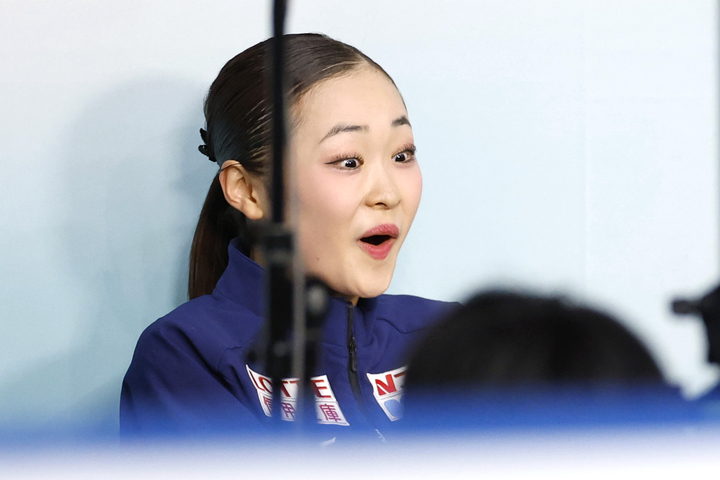女子フリーの得点を確認し驚く島田麻央=田中貴金属アイスアリーナ