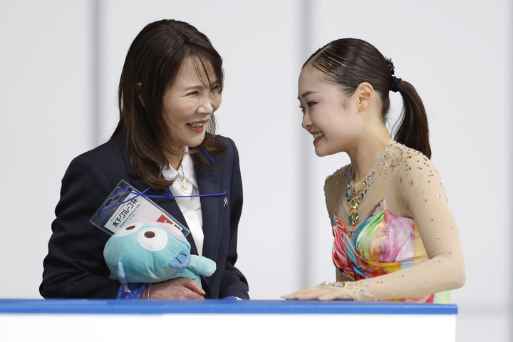 女子フリーの演技を終え、浜田美栄コーチ(左)と言葉を交わす島田麻央=田中貴金属アイスアリーナ