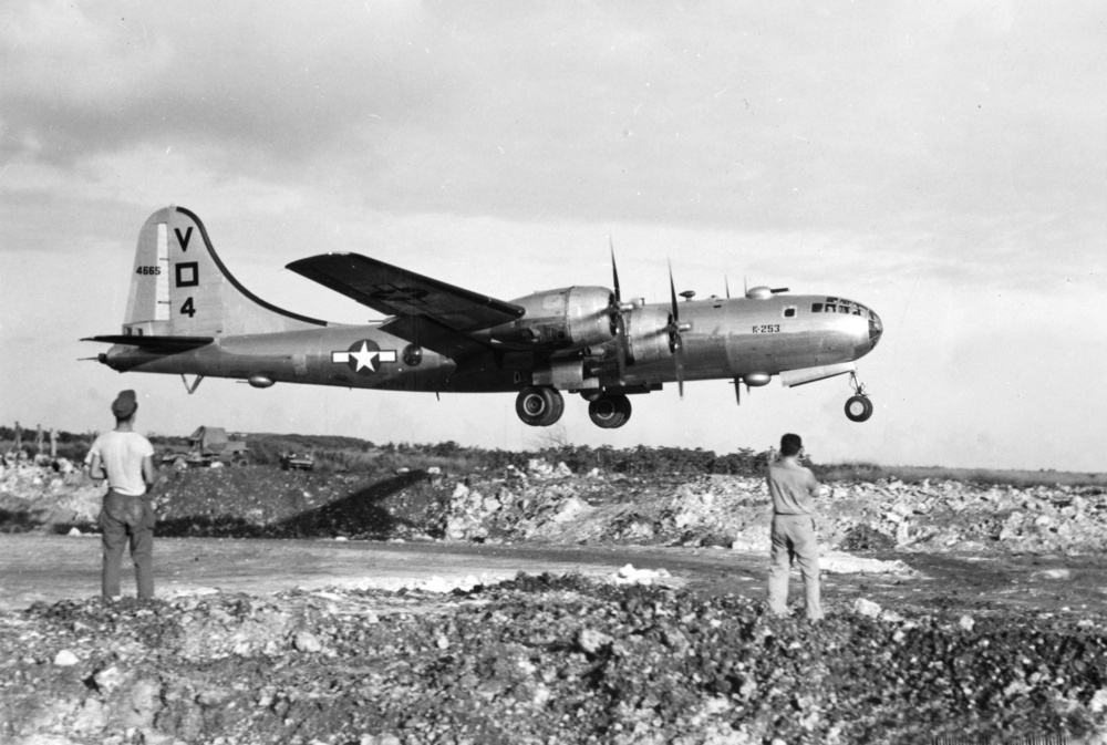 1944年11月23日早朝、マリアナ諸島サイパン島を離陸して東京空襲に向かう米軍の戦略爆撃機B29スーパーフォートレス(ACME)