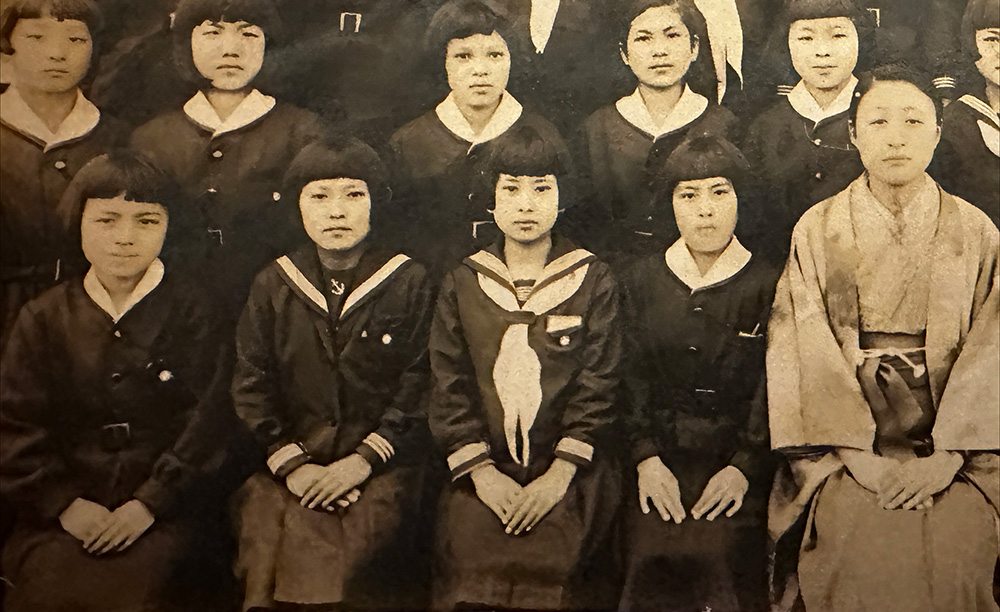 矢島淑子さん(前列中央、提供写真)