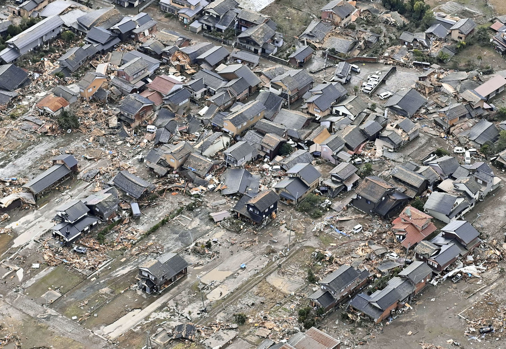 倒壊した石川県珠洲市沿岸部の建物＝1月2日午後1時48分（共同通信社ヘリから）／撮影：西詰真吾（共同）