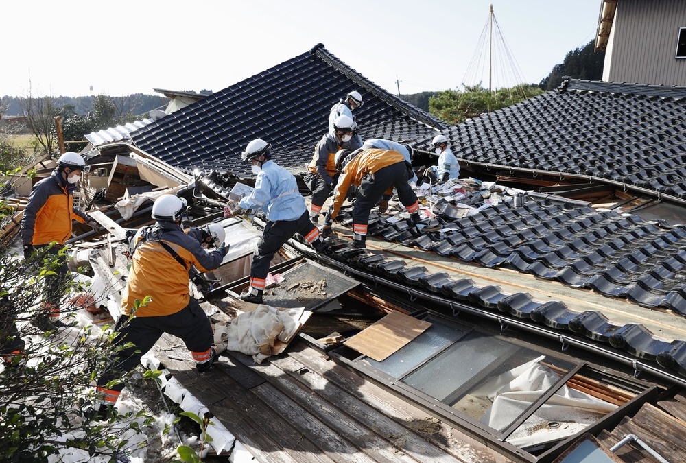 倒壊した家屋で、住民を捜索する消防隊員＝1月4日午前10時21分、石川県珠洲市若山町／撮影：尾形祐介（共同）