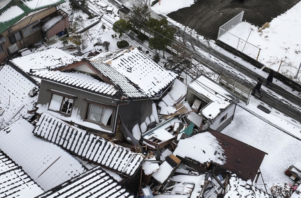 地震で被害を受けた家屋＝1月16日午後1時55分、石川県珠洲市宝立町（ドローンから）／原田浩司
