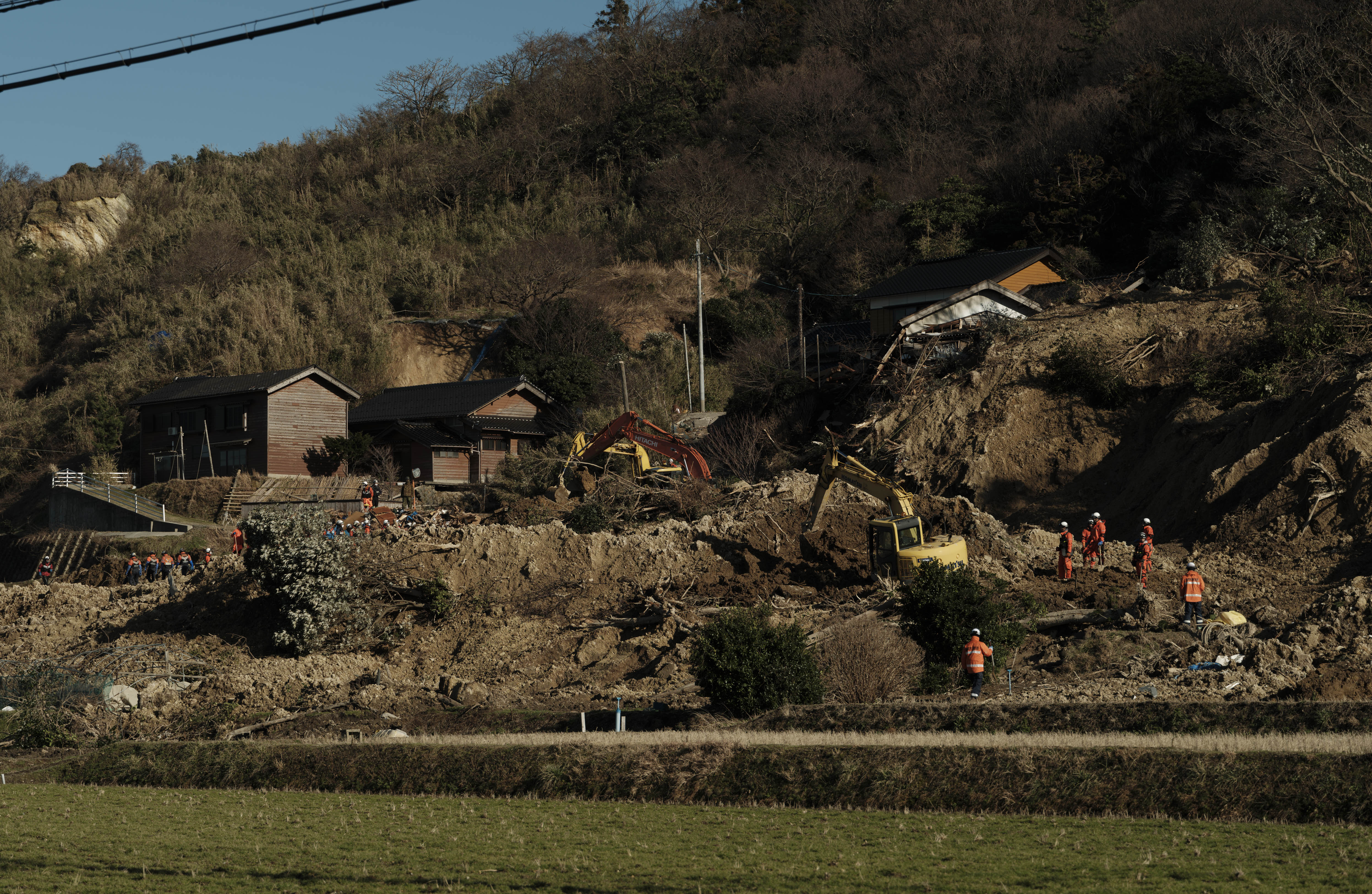 地震により大規模な土砂崩れが発生した現場。行方不明者の捜索活動が続けられていた=1月17日、石川県珠洲市