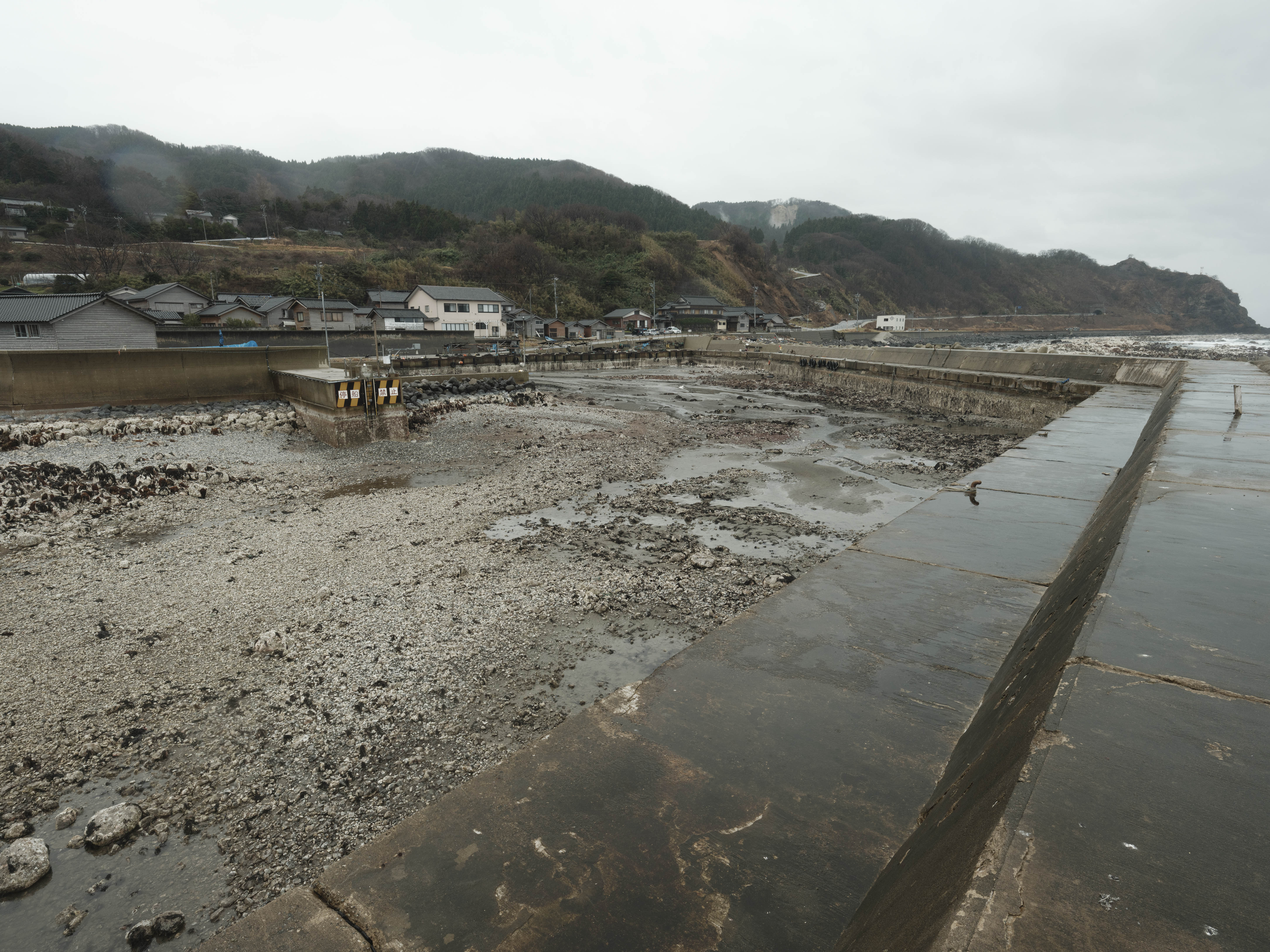 海底が露出した長橋漁港=1月18日