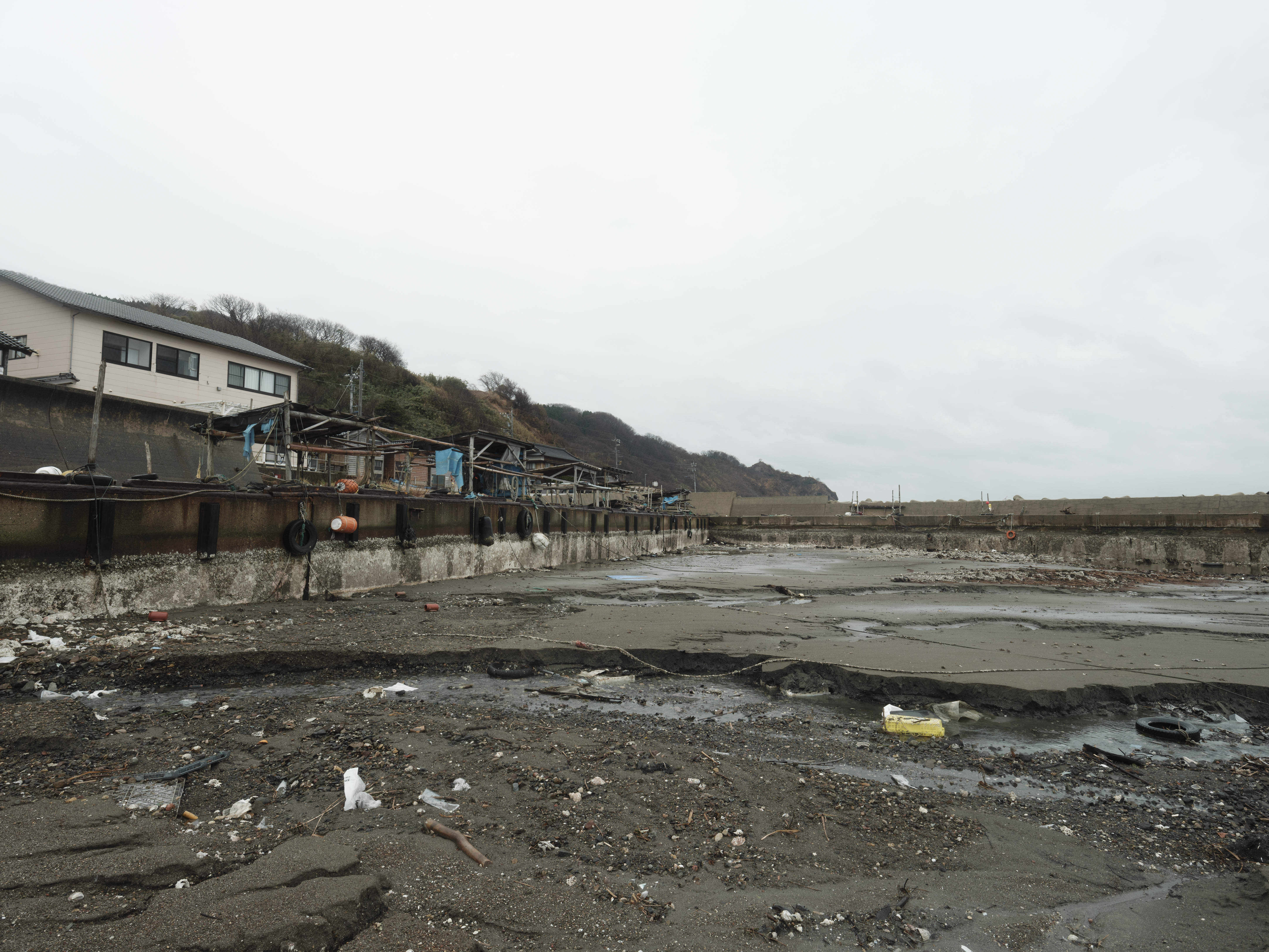 海底が露出した長橋漁港=1月18日