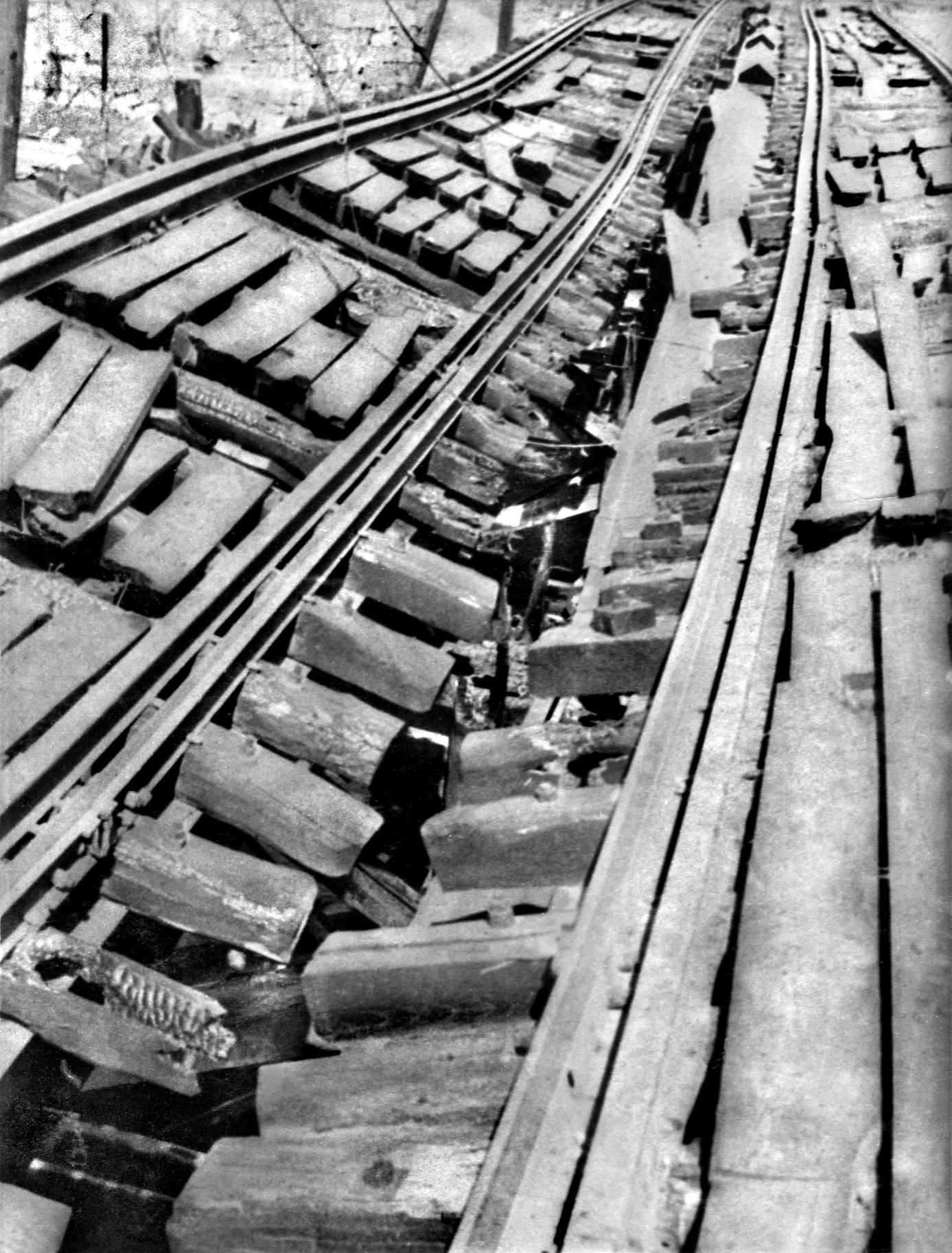 陥没し歪んだ広島市稲荷町の電車専用橋の線路＝1945年8月