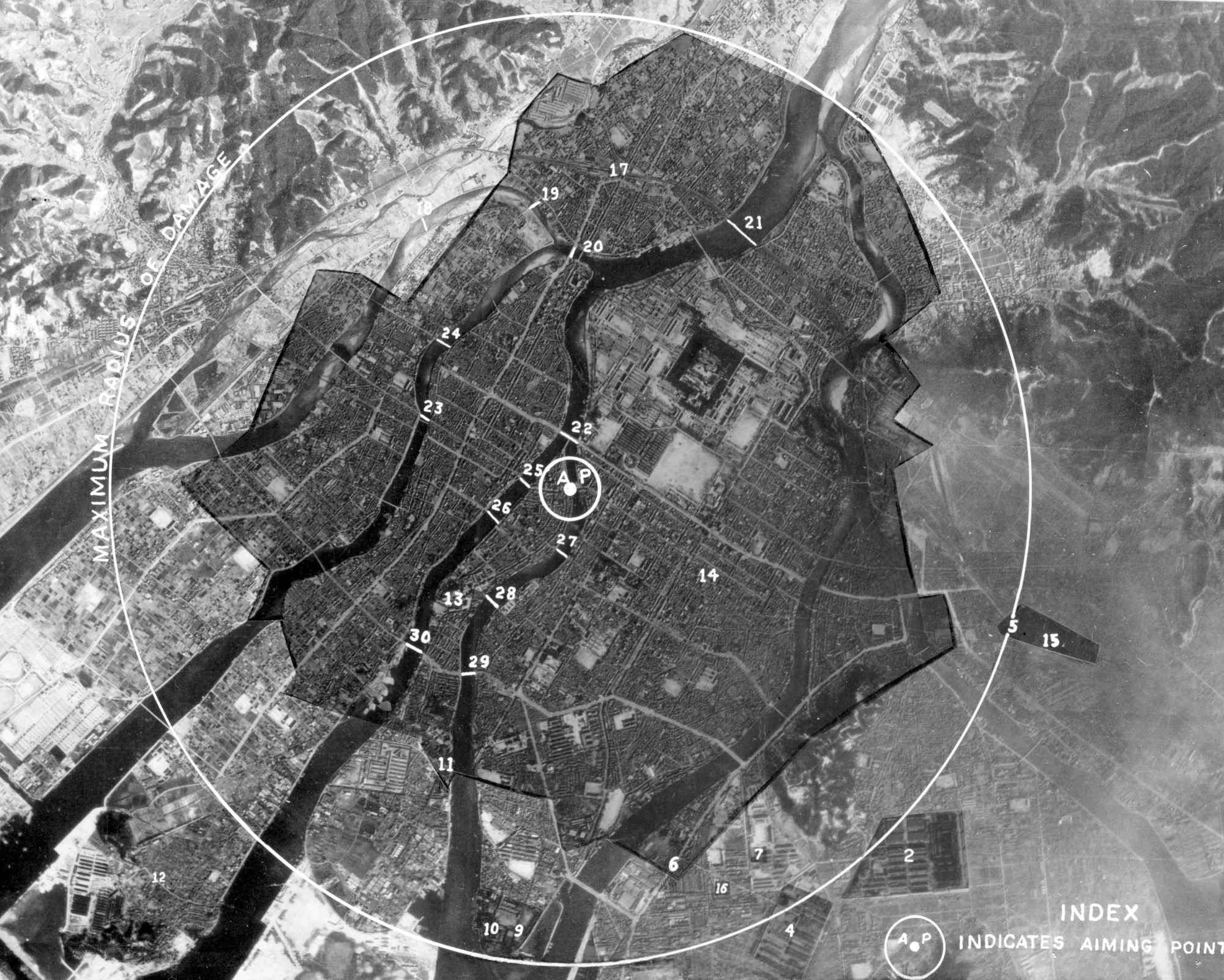 被爆後の広島の航空写真。円内の色の濃い部分は原爆で完全に破壊された所を示す。
            軍事施設と工業施設には番号が振られ、それぞれの破壊の程度が記されている＝1945年8月、米陸軍航空隊情報部撮影（ACME）