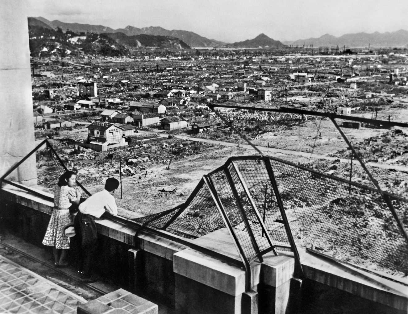 爆投下から1年、まだ焼け野原が目立つ広島市街。八丁堀の福屋デパートから南東方向を望む。後方中央の富士山のような山は金輪島＝1946年8月5日
