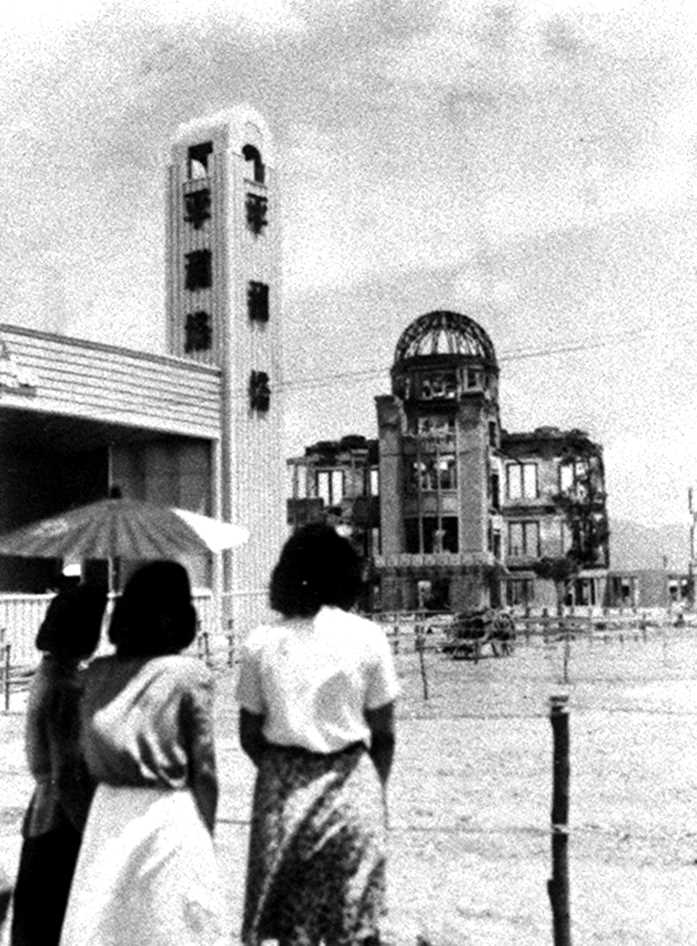 初の広島平和式典、原爆ドームと出席者たち＝1947年8月6日