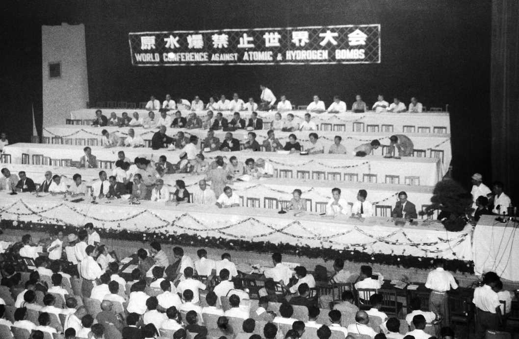 広島市公会堂で開催された第1回原水爆禁止世界大会＝1955年8月6日