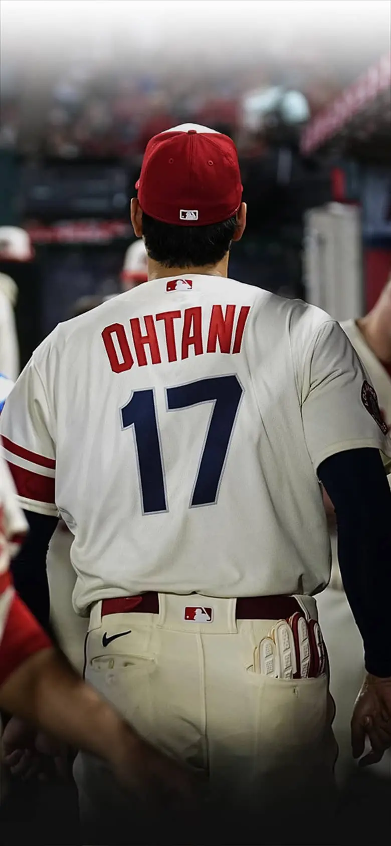 引き上げる大谷翔平の背中