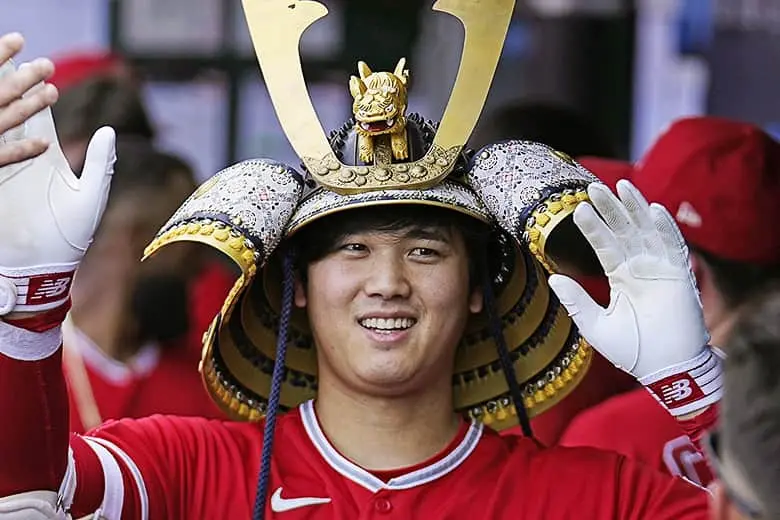 兜をかぶる大谷翔平