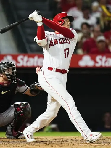 16号ホームランを放つ大谷翔平