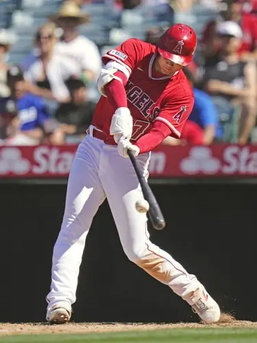17号ホームランを放つ大谷翔平