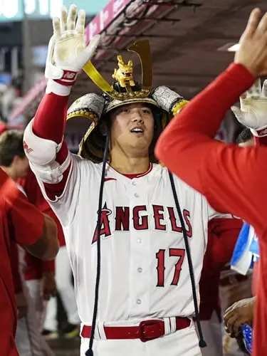 18号ホームランを放つ大谷翔平