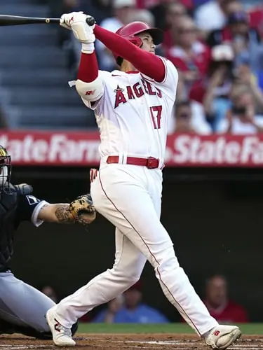 19号ホームランを放つ大谷翔平