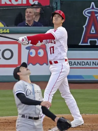 20号ホームランを放つ大谷翔平