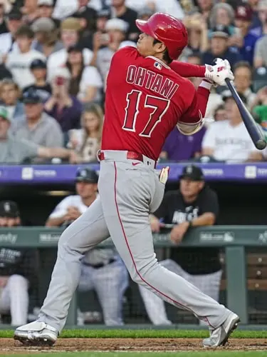 21号ホームランを放つ大谷翔平