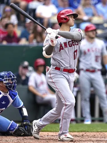 22号ホームランを放つ大谷翔平