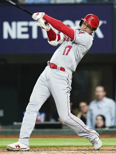 24号ホームランを放つ大谷翔平