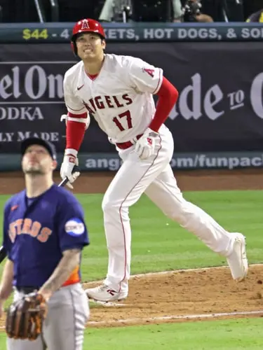 33号ホームランを放つ大谷翔平