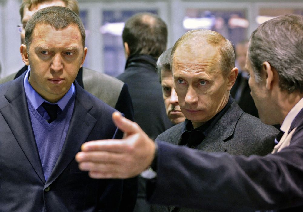 ロシア中部ヤロスラブリの工場を視察するプーチン首相と「アルミ王」デリパスカ氏(左)=2008年12月(タス=共同)