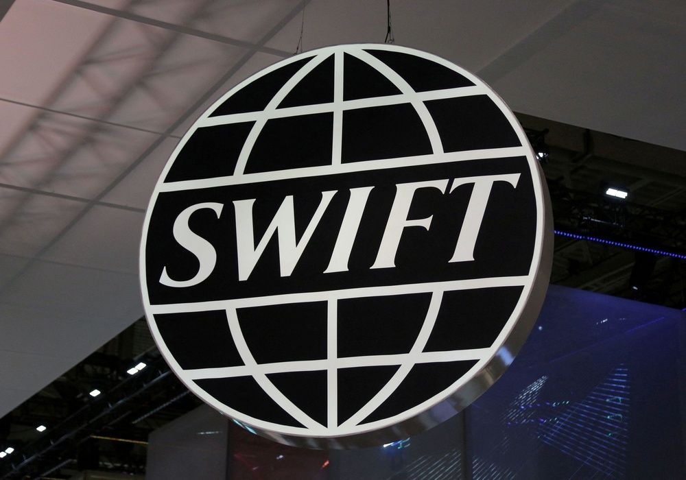 SWIFTのロゴ=2017年10月、カナダ・トロント(ロイター=共同)