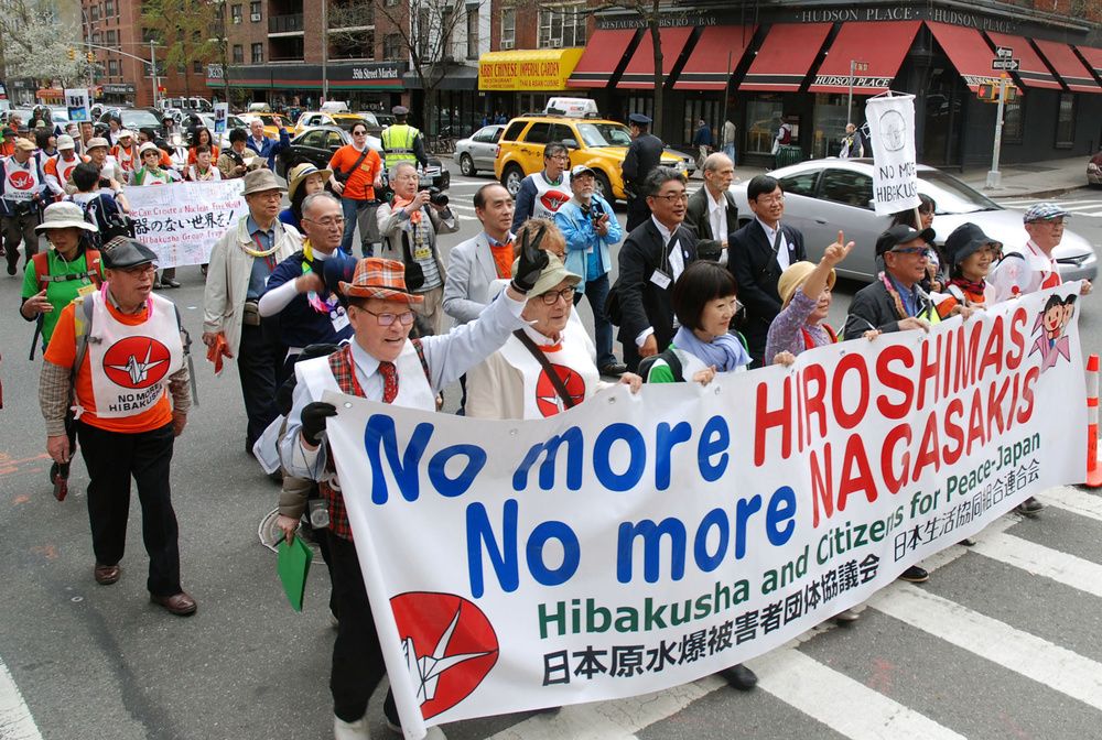 NPT再検討会議の開幕を前に核兵器廃絶を訴えパレードする被爆者ら=2015年4月、米ニューヨーク(共同)