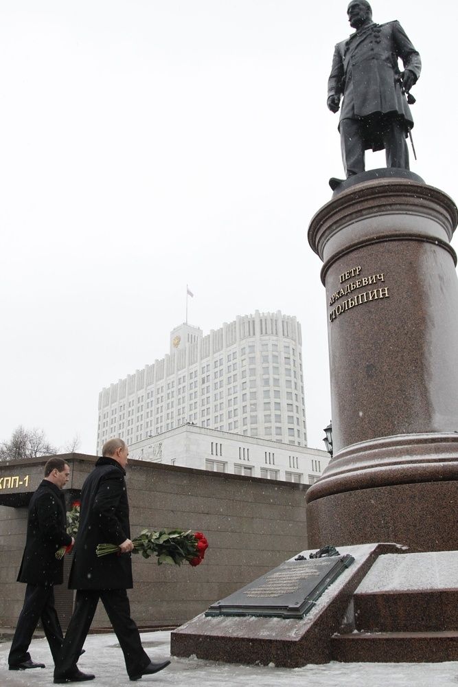 2012年12月27日、モスクワでロシア帝政末期の首相ストルイピンの像に花をささげるメドベージェフ首相(左)とプーチン大統領(タス=共同)