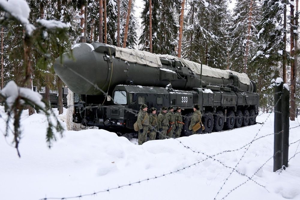ロシア西部イワノボ州でICBMの訓練をする兵士ら=2022年1月28日(タス=共同)