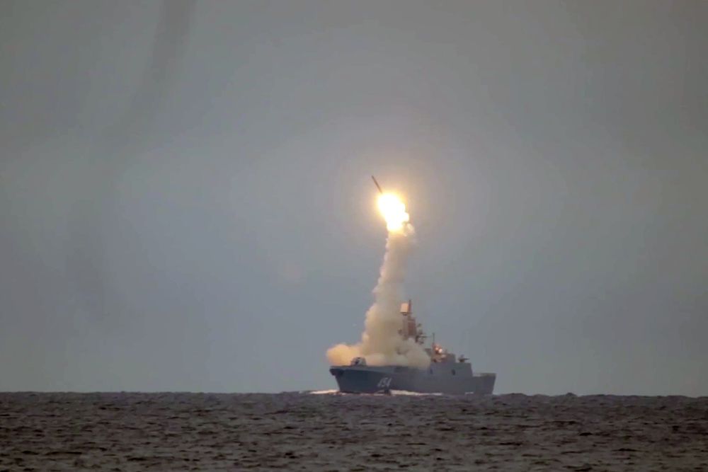 2020年10月6日、白海のロシア・フリゲート艦から発射される極超音速巡航ミサイル「ツィルコン」(ロシア国防省提供、タス=共同)