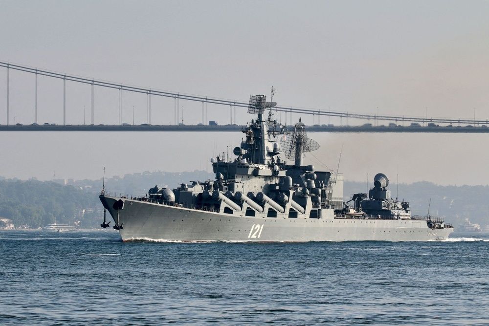 トルコ・ボスポラス海峡を航行するロシア黒海艦隊旗艦の巡洋艦モスクワ=2021年6月(ロイター=共同)