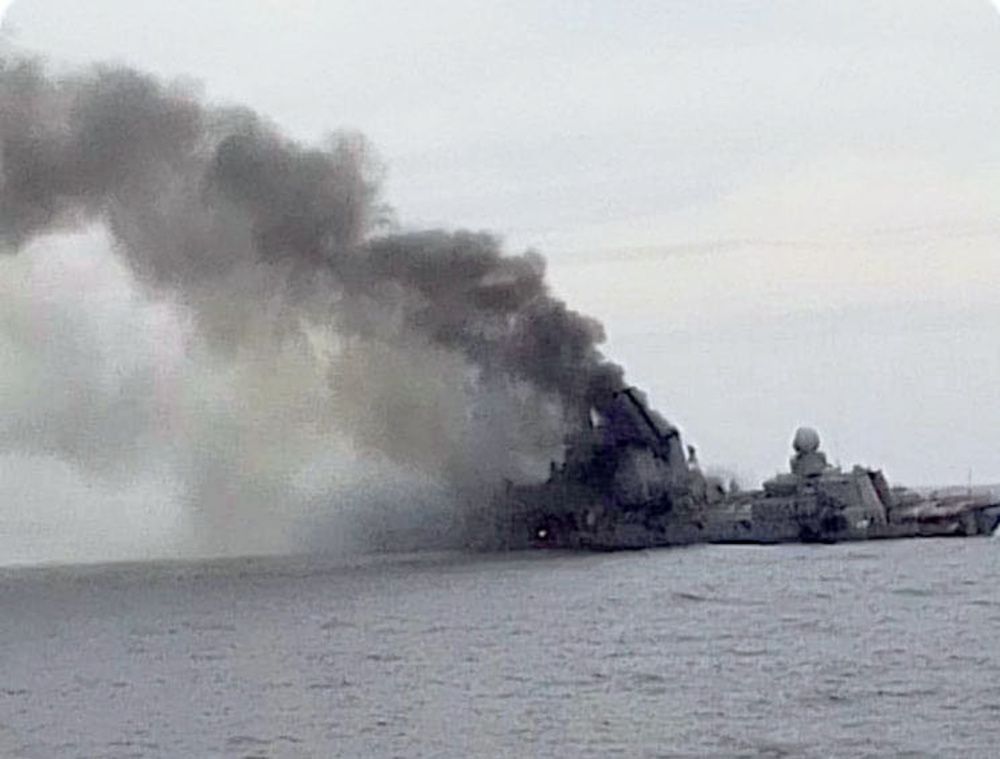 ロシア黒海艦隊旗艦モスクワだとされ、黒煙が上がる艦艇(ウクライナのゲラシチェンコ内相顧問のテレグラムから)