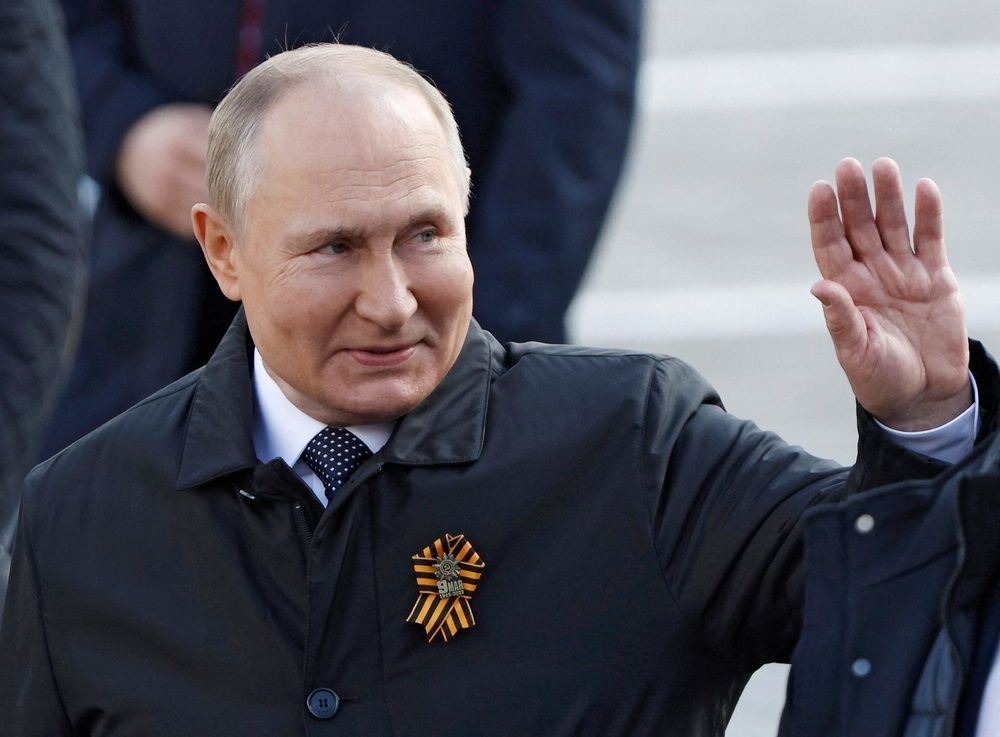 対ナチス・ドイツ戦勝記念日の式典で、観衆に手を振るロシアのプーチン大統領=2022年5月9日、モスクワ(ロイター=共同)