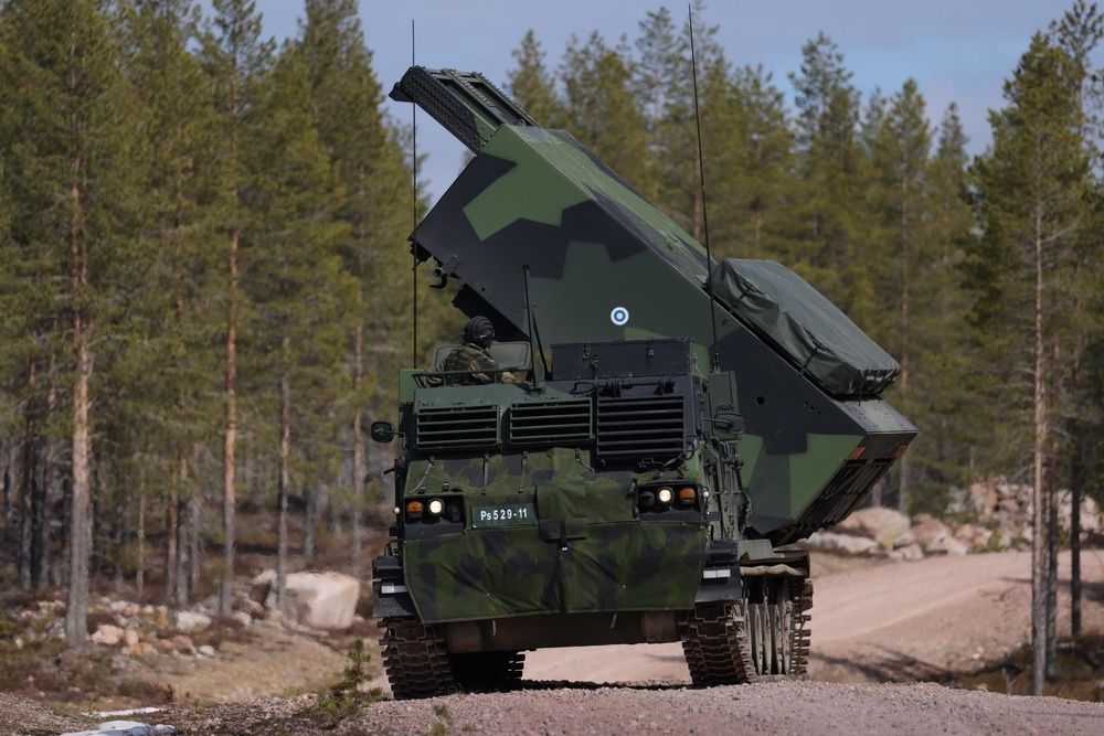 フィンランド軍の多連装ロケットシステム(MLRS)=2022年5月23日、フィンランド北部(ゲッティ=共同)