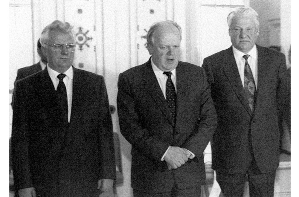 1991年12月8日、ソ連の存在停止と独立国家共同体(CIS)創設を宣言する(右から)エリツィン・ロシア共和国大統領、シュシケビッチ・ベラルーシ共和国最高会議議長、クラフチュク・ウクライナ共和国大統領(ロイター=共同)