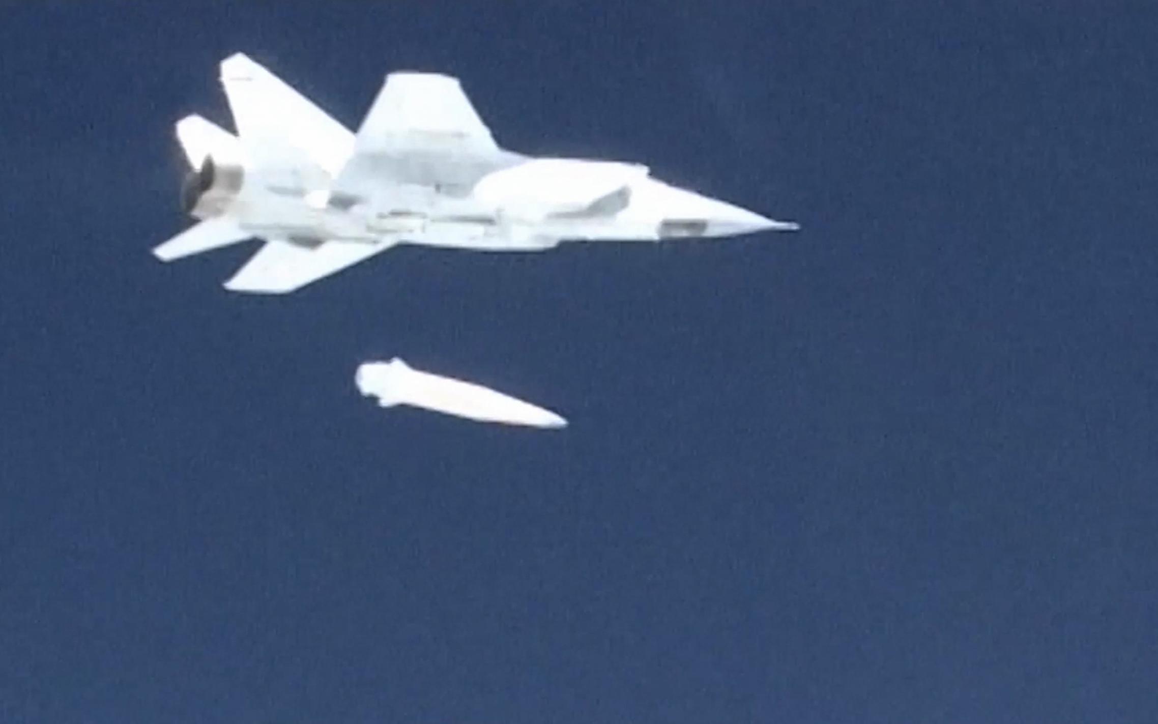 小型核弾頭を搭載可能な極超音速ミサイル「キンジャル」を発射するロシア戦闘機ミグ31のビデオ画像。ロシアのテレビが報じた(AP=共同)