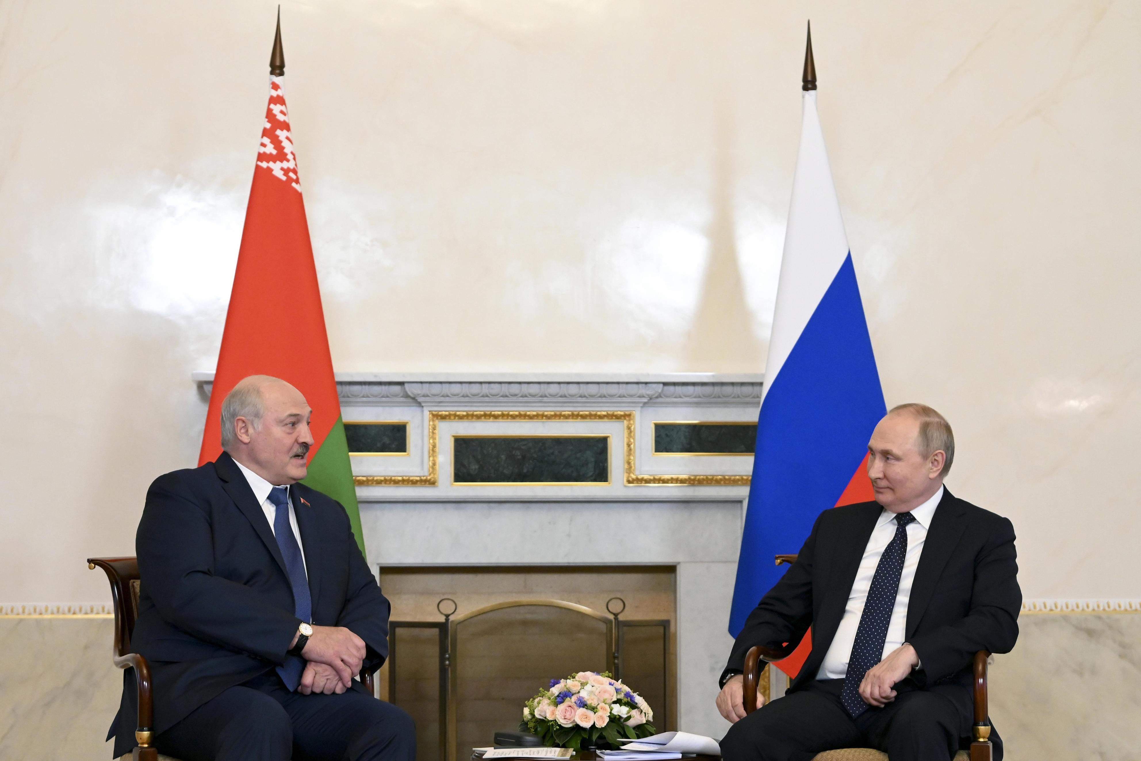 2022年6月25日、ロシア・サンクトペテルブルクで会談するプーチン大統領(右)とベラルーシのルカシェンコ大統領(AP=共同)