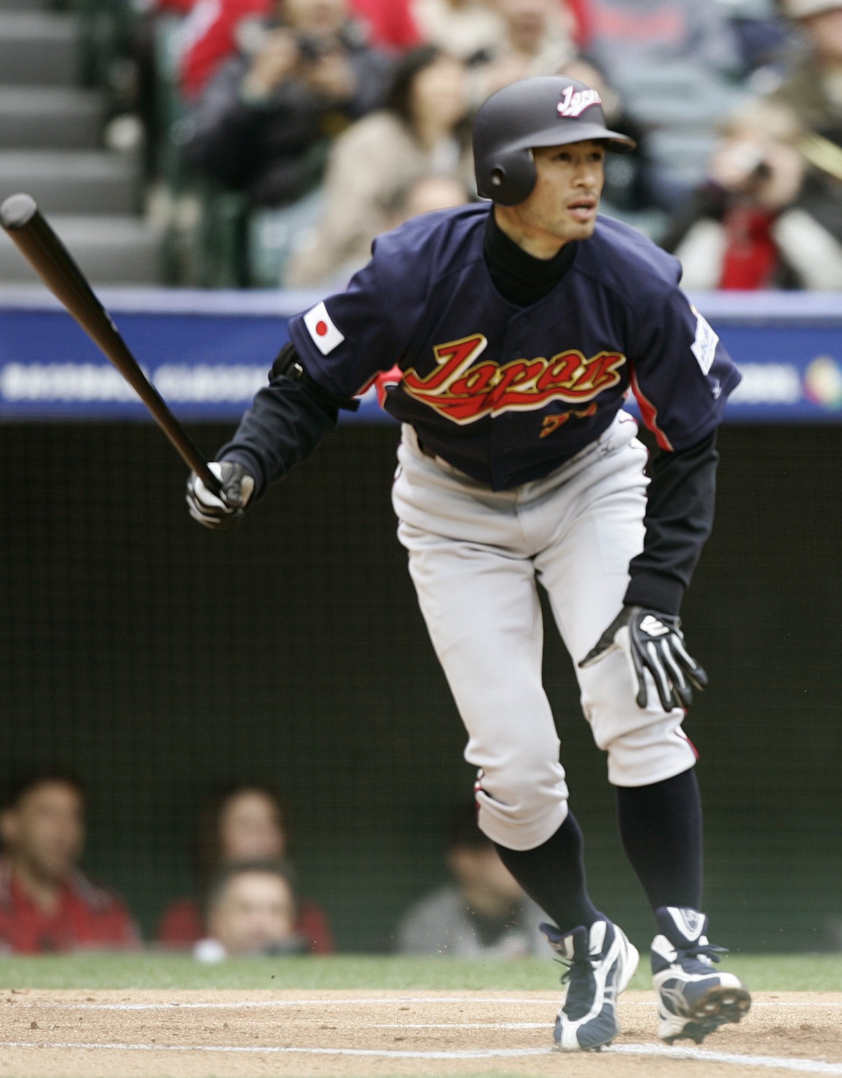 １回無死、イチローが右越えに先制本塁打を放つ＝エンゼルスタジアム（共同）